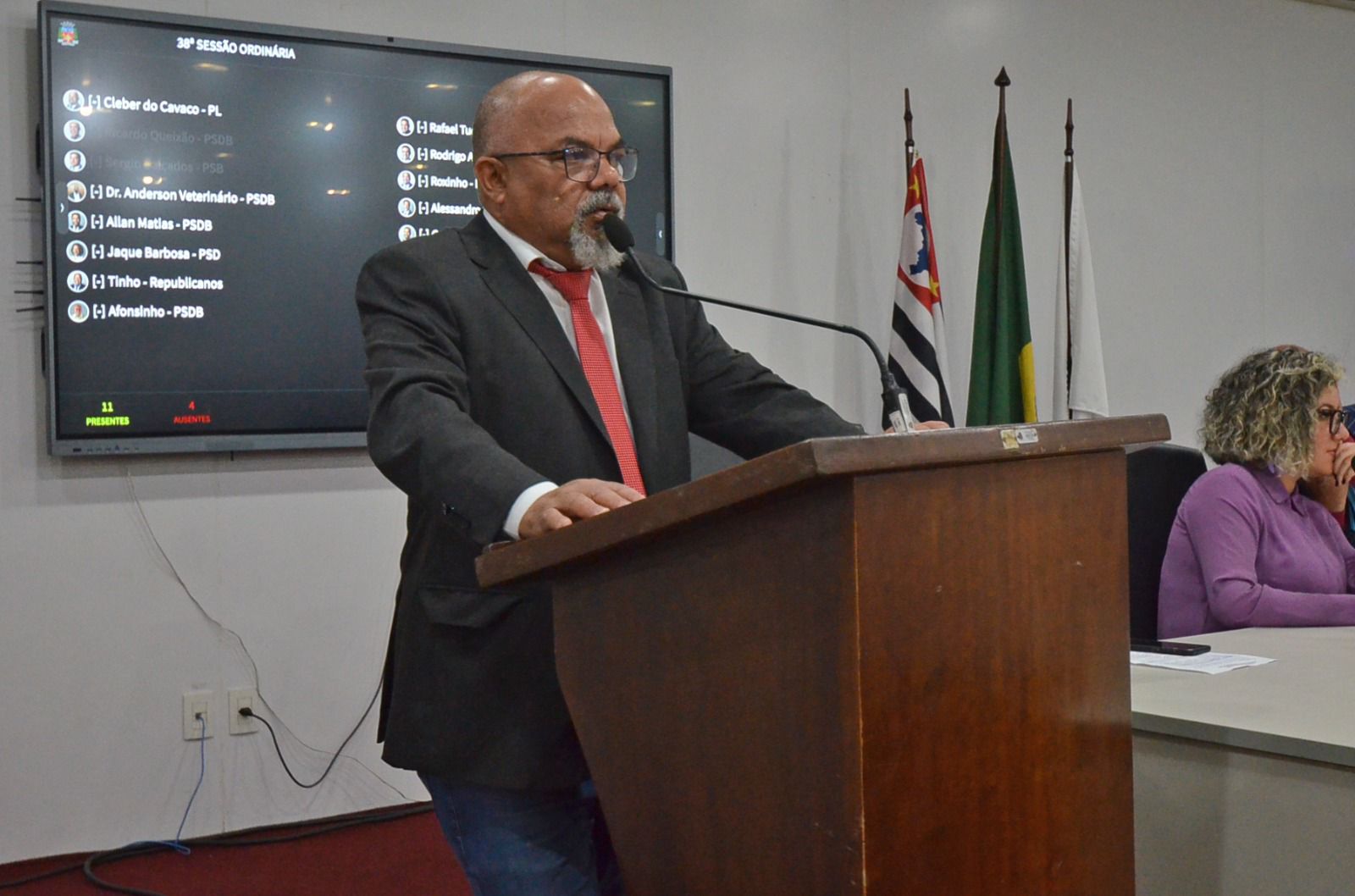 Tinho apoia PEC que desobriga igrejas e entidades do pagamento de impostos