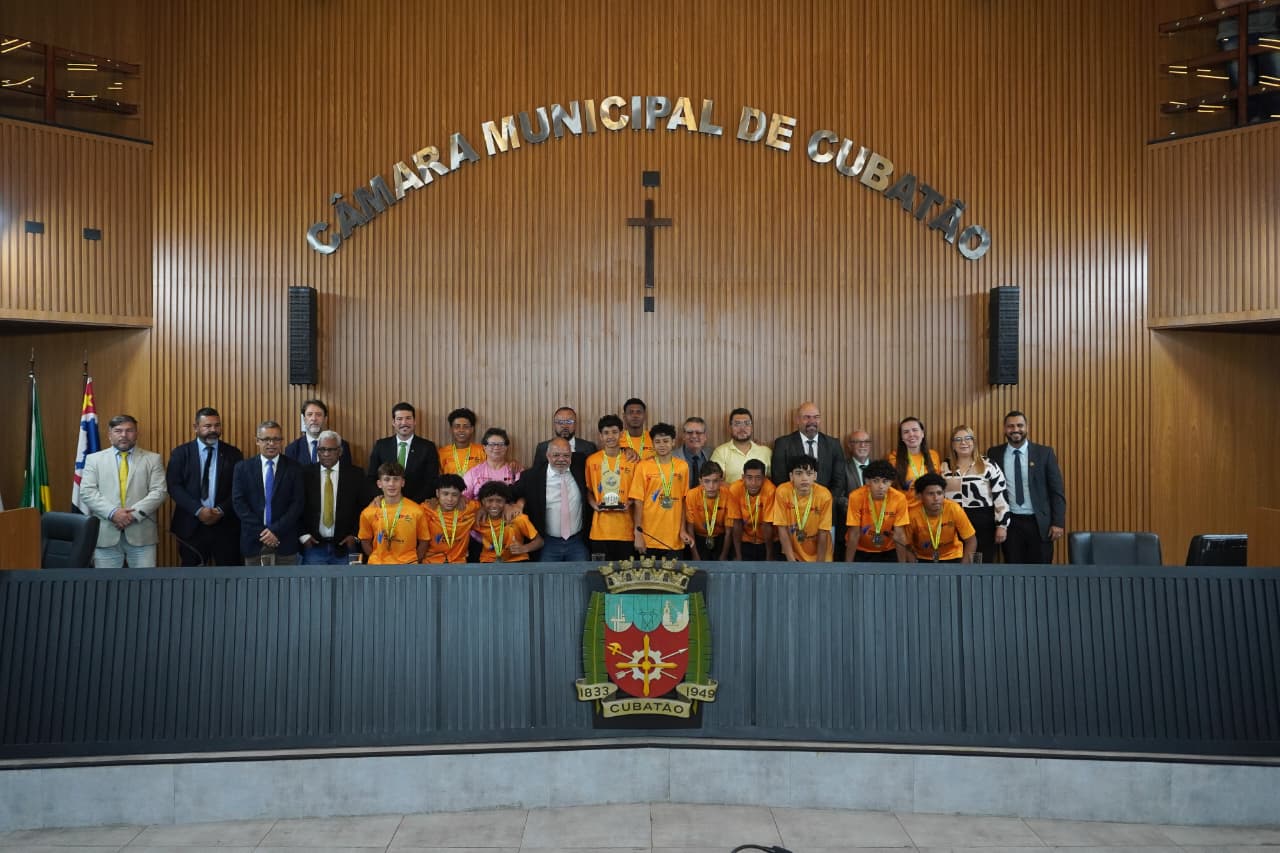 Tinho homenageia equipe de vôlei da Escola Parque dos Sonhos com moção de aplausos