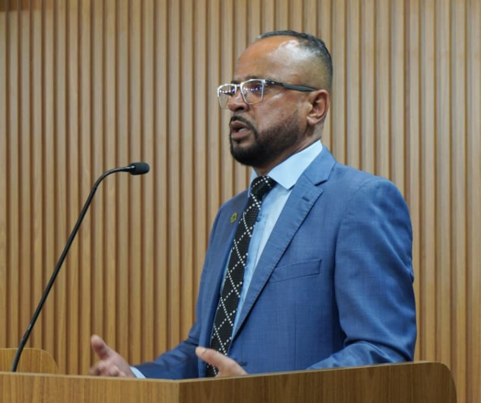 Topete solicita nova linha de ônibus e adequação de pajens à carreira do magistério