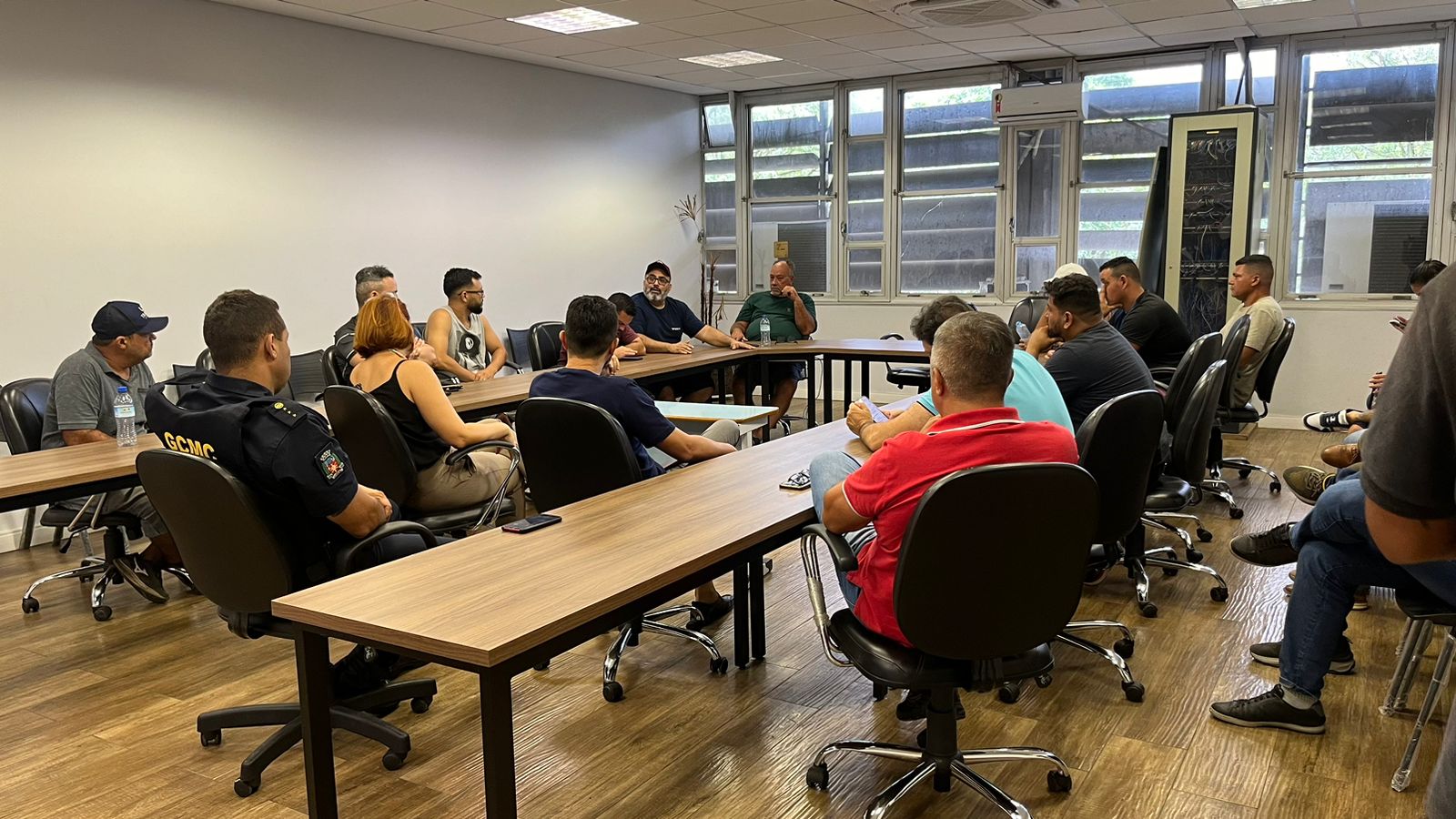 Vereadores acompanham manifestação de caminhoneiros por área de estacionamento