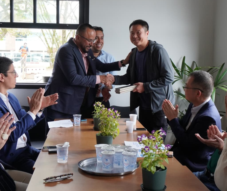 Vereadores acompanham visita de comitiva chinesa ao protótipo de casas flutuantes