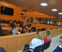 Vereadores recebem mãe de jovem com doença rara para discutir direitos à saúde e habitação