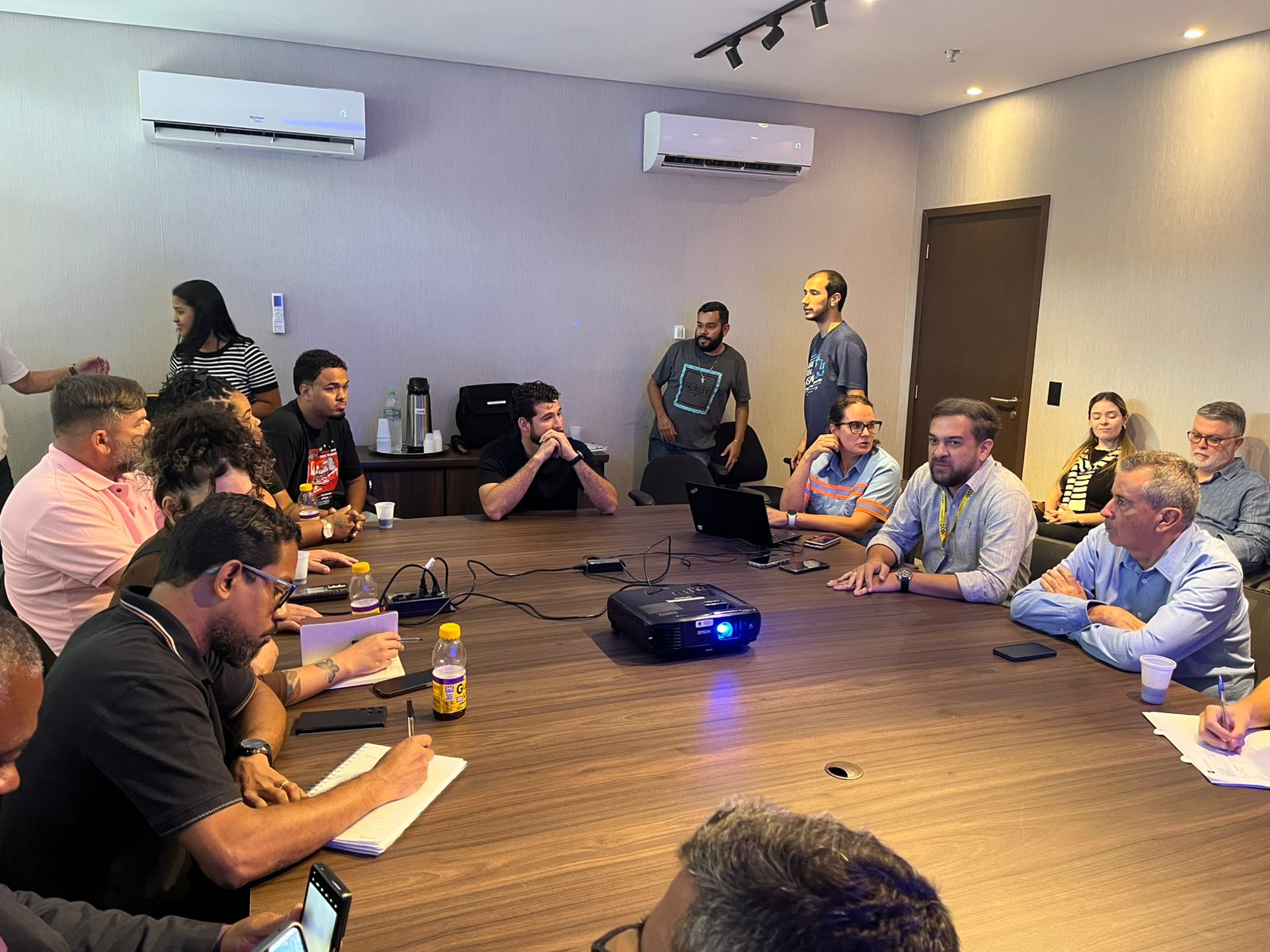 Vila dos Pescadores: moradores resistem ao fechamento da "Frentona"